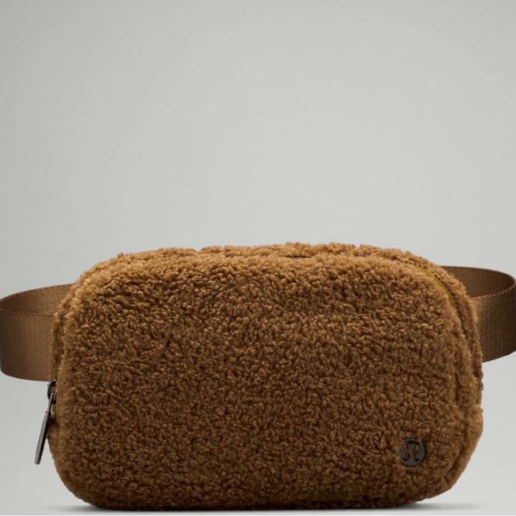 lululemon athletica Handbags - Lululemon Everywhere Fleece Belt Bag-Burnt Caramel